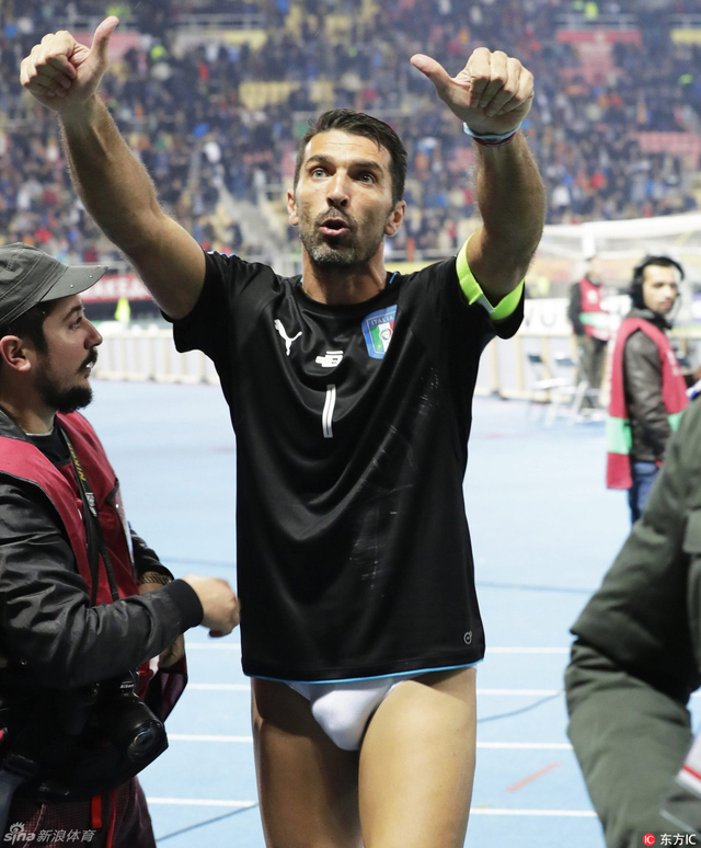 赛后布冯抛短裤引球迷哄抢
