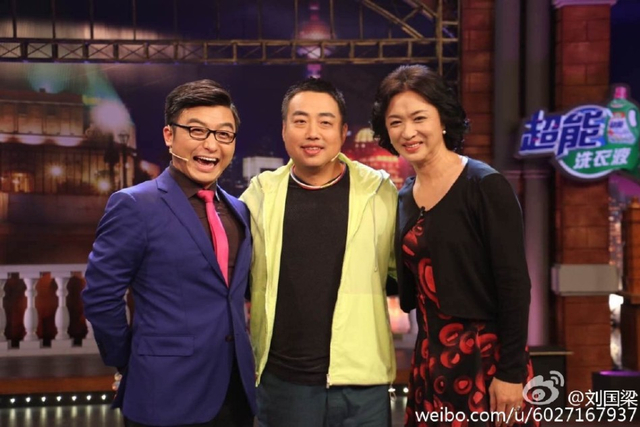 刘国梁与主持人合影