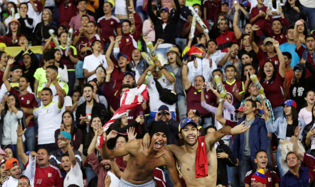 现场球迷气氛热烈