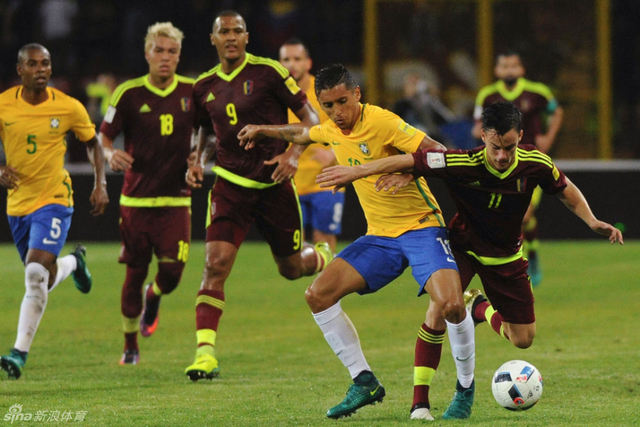 马金尼奥斯带球