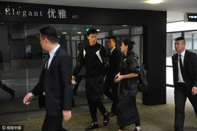 刘翔吴莎交谈
