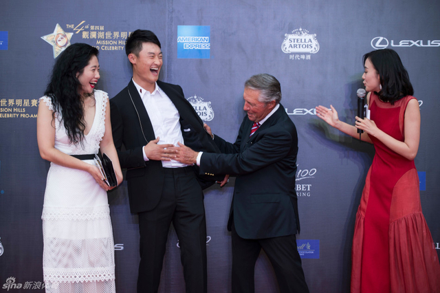普莱尔触摸李昊桐腹肌