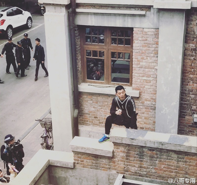 张继科录节目遭粉丝围堵爬墙