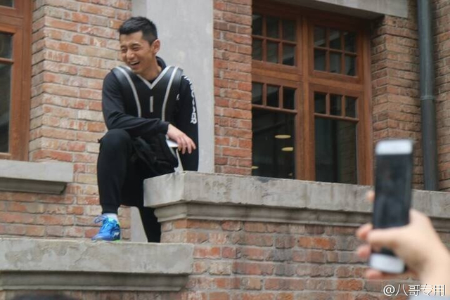 张继科录节目遭粉丝围堵爬墙