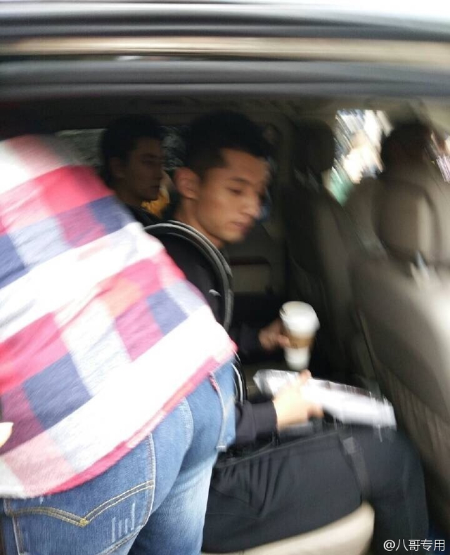 张继科录节目遭粉丝围堵爬墙