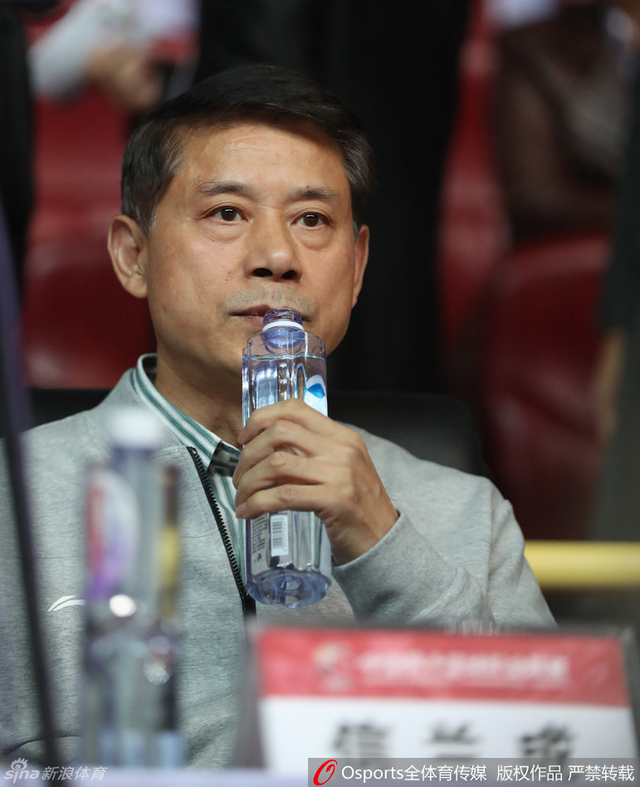 篮协主席信兰成观战