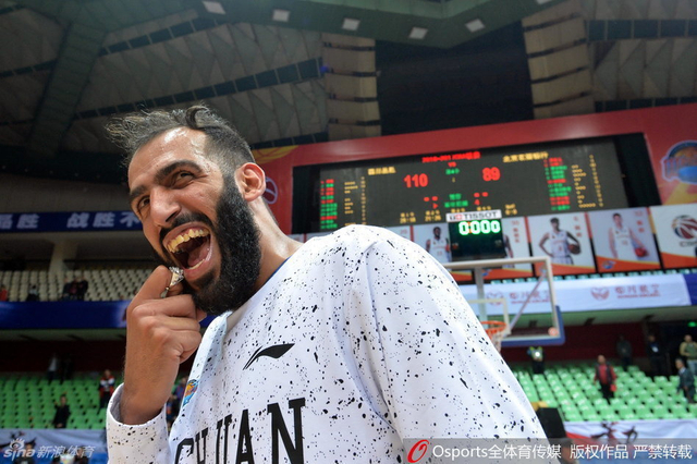 哈达迪品尝戒指滋味