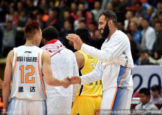 哈达迪庆祝首胜