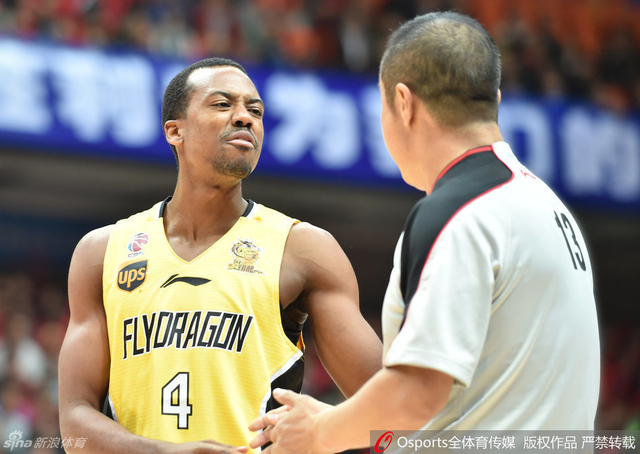 麦克克鲁姆不满判罚