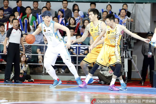 王哲林背打两人