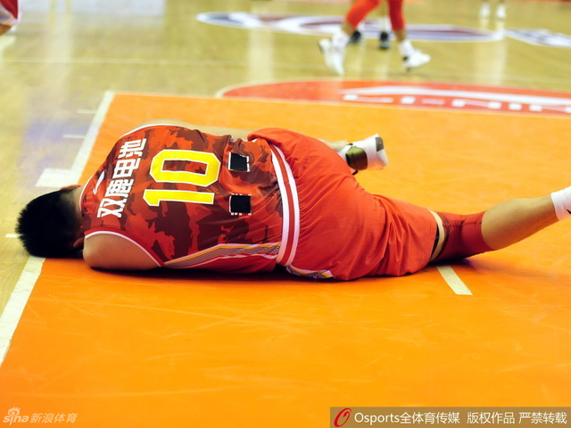 邹雨宸受伤倒地