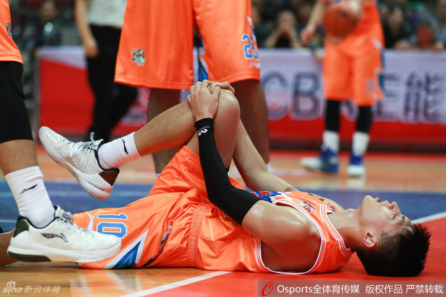 刘晓宇被撞倒在地