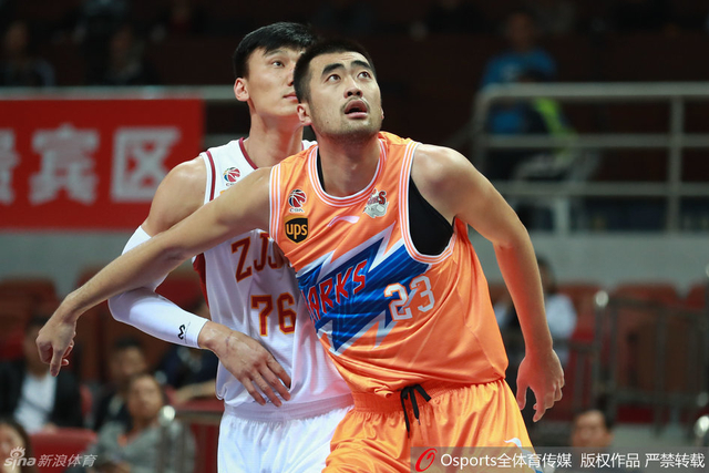 张兆旭拼抢篮板
