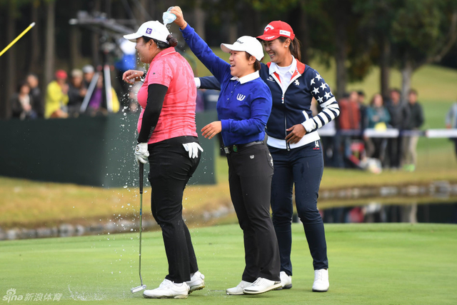 林希妤、申智爱为冯珊珊庆祝