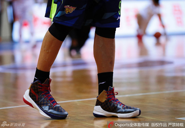 球鞋成触目焦点