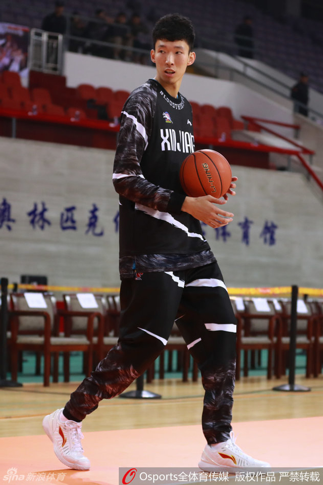 周琦穿李宁鞋热身