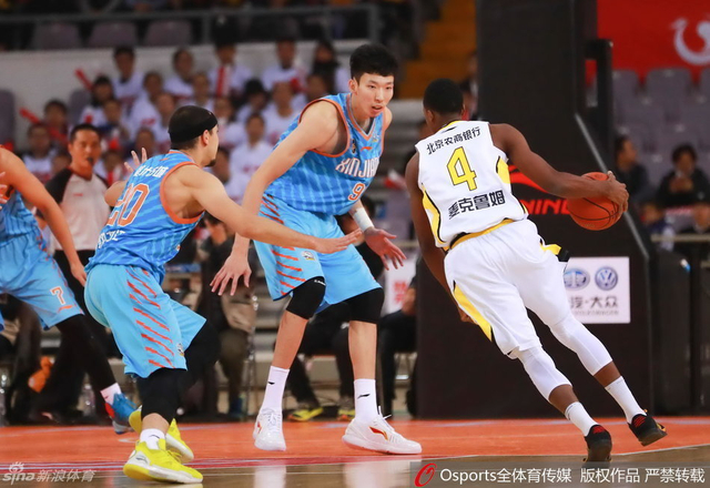 周琦防守麦克鲁姆