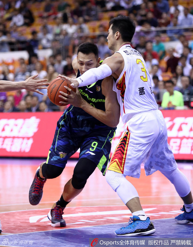 易建联硬扛对手