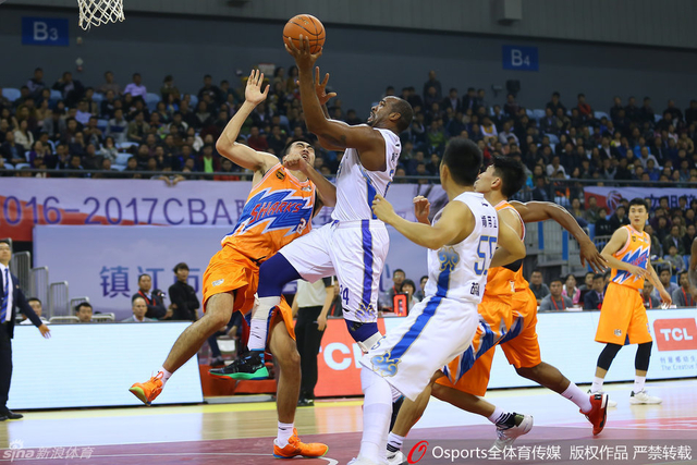 张兆旭奋力封盖