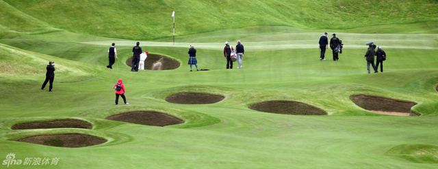 特朗普在林克斯球场沙坑救球