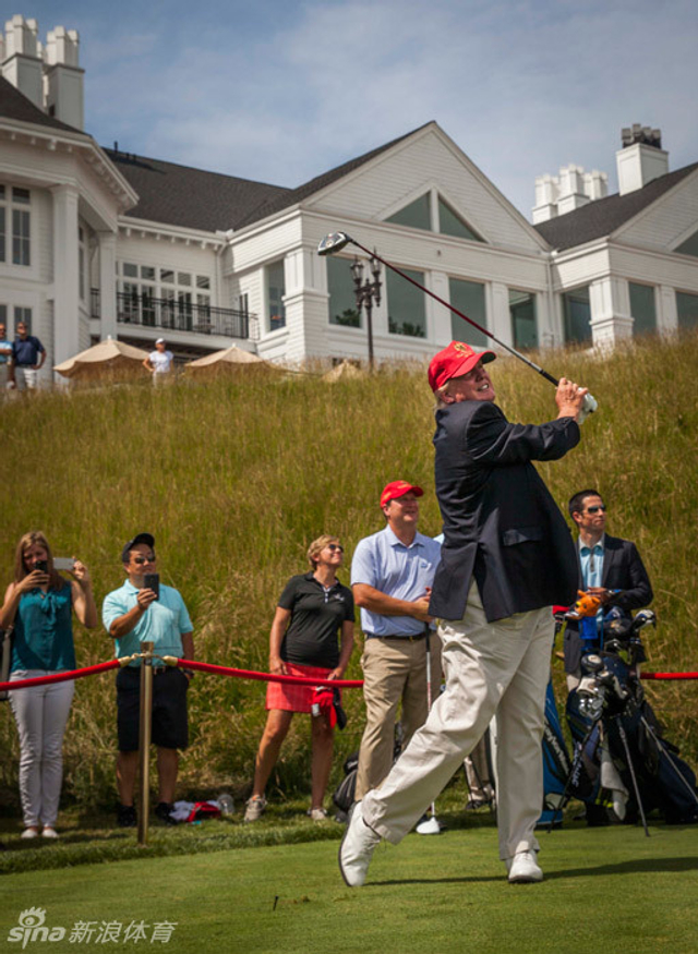 特朗普开球姿势很标准