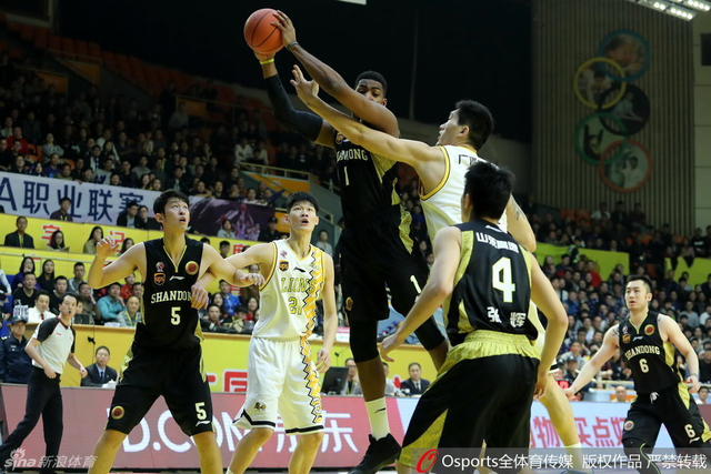 浙江广厦Vs山东高速 篮下对抗