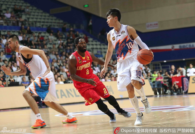 上海大鲨鱼vs深圳新世纪 刘晓宇护球