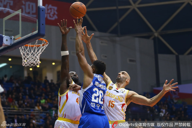 江苏同曦vs青岛双星贝宁蒙上篮
