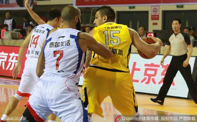 天津荣钢vs北京北控 篮下对抗