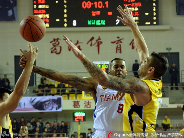 天津荣钢vs北京北控 泰勒进攻