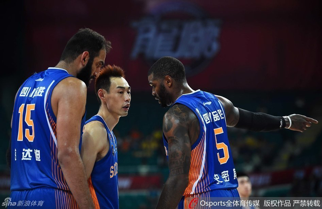 约什-史密斯与队友交流