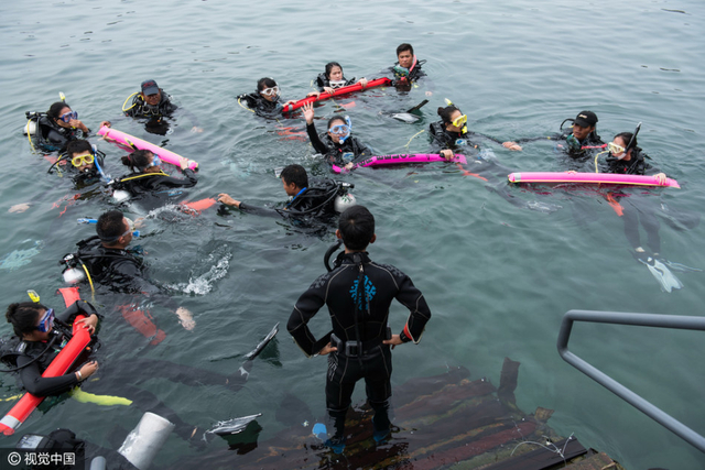 海南考取潜水证成新热点 年轻男女为主力军