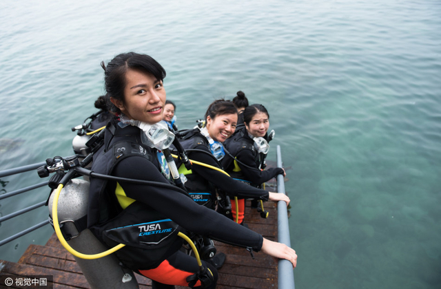海南考取潜水证成新热点 年轻男女为主力军