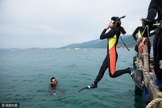 海南考取潜水证成新热点 年轻男女为主力军
