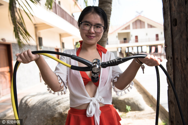海南考取潜水证成新热点 年轻男女为主力军
