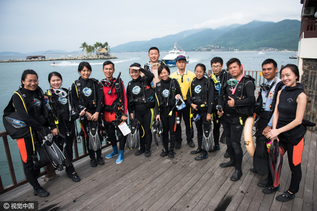 海南考取潜水证成新热点 年轻男女为主力军