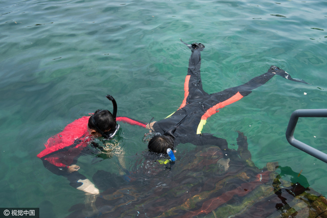 海南考取潜水证成新热点 年轻男女为主力军