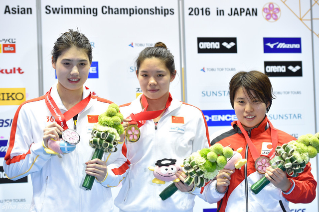 女子200蝶周羿霖摘金