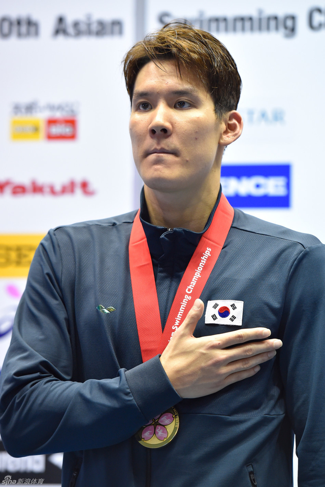 奏国歌时的朴泰桓