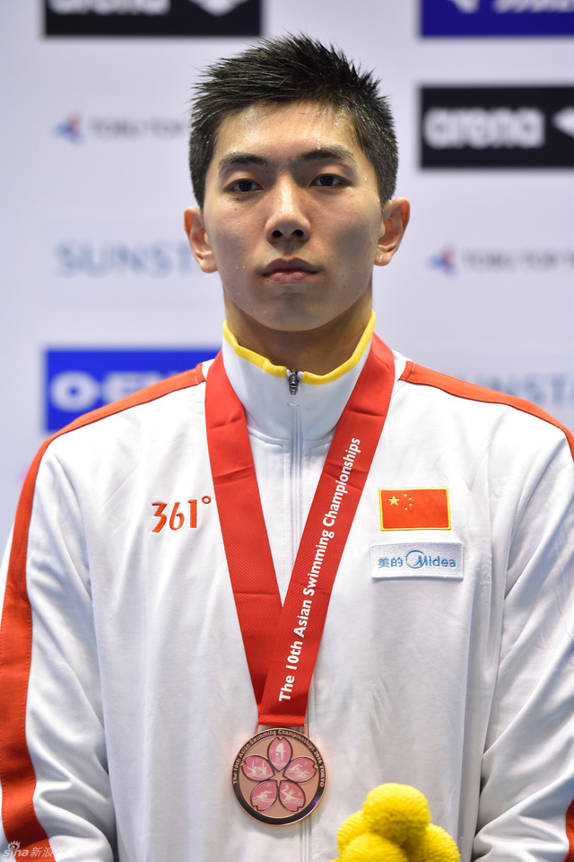 男子100蛙闫子贝摘铜