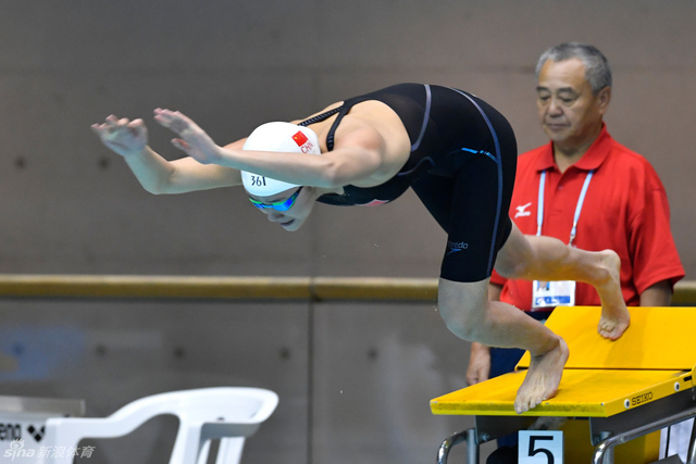 女子50自刘湘跃入水中