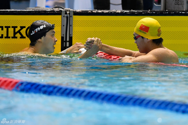 徐嘉余与日本选手互相鼓励