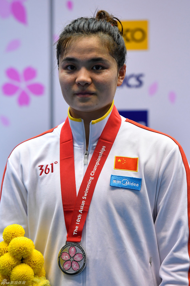 史婧琳在领奖台上