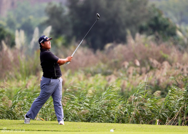 杨伊农球道击球