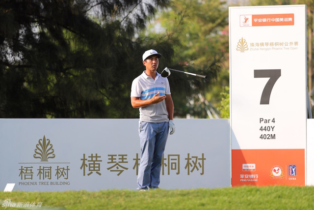 亚历山大-康抛起球杆