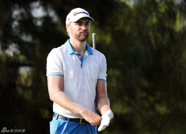 大卫-卢特鲁斯带上手套