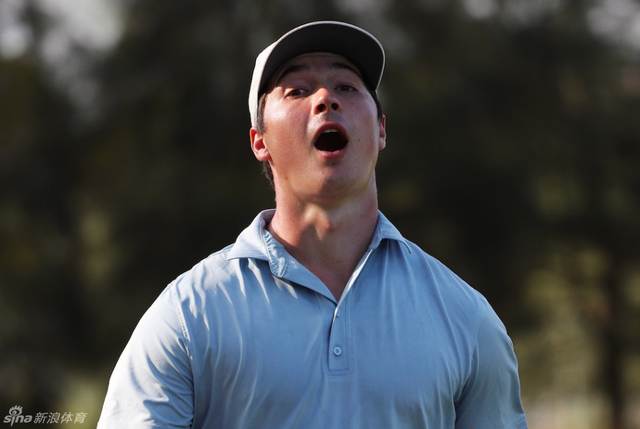 查利-萨克森表演惊讶表情