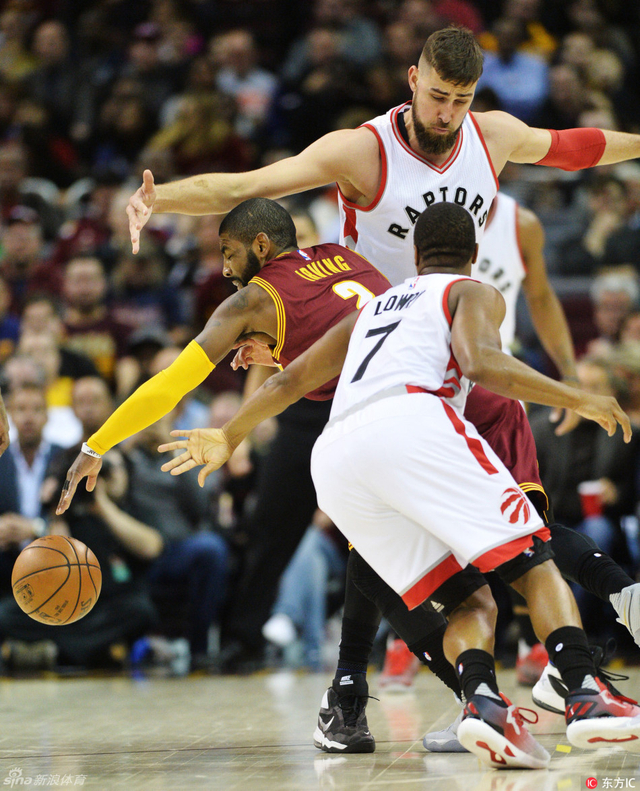 欧文遇两人围堵