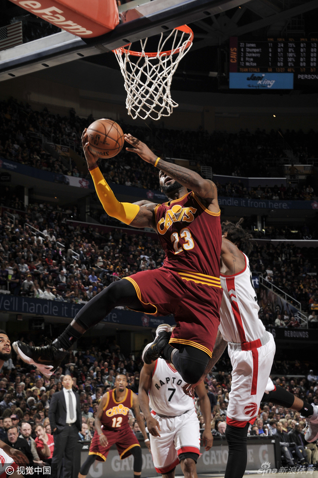 詹姆斯霸气上篮