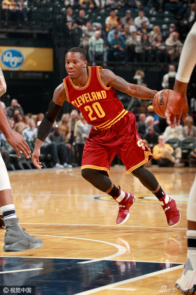 菲尔德持球突破